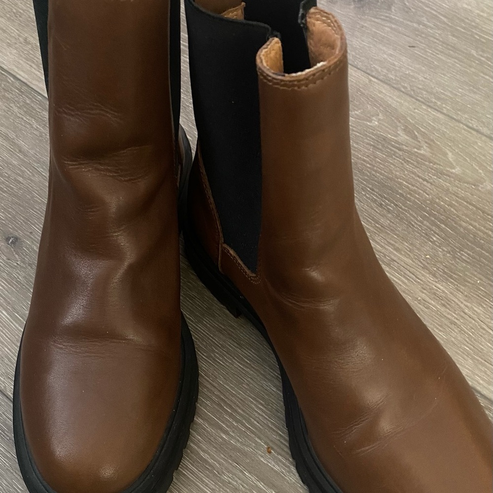Madewell The Bradley Chelsea Lugsole Boot
Size 8.5